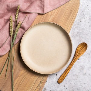 assiette beige en céramique