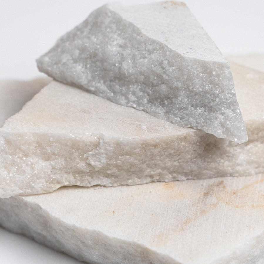 Trio de pierres naturelles en marbre blanc cassé