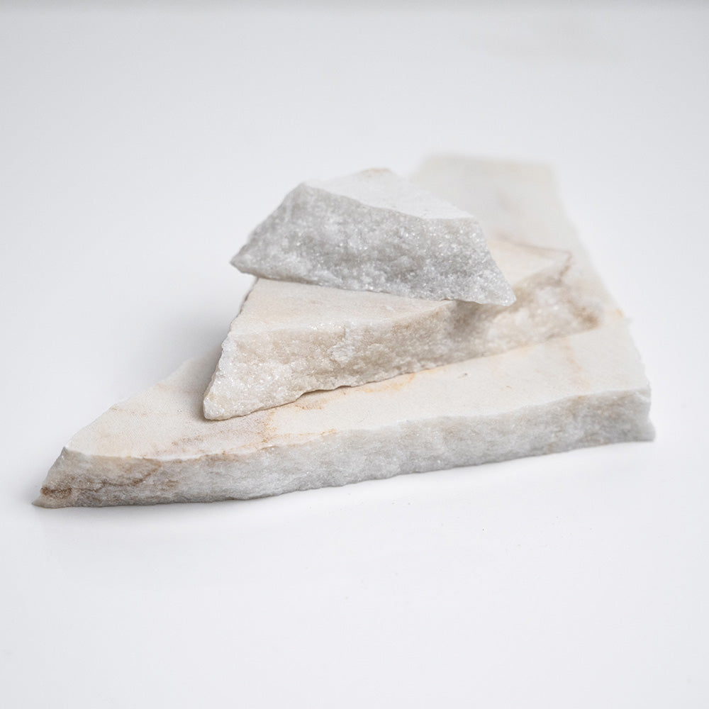 Trio de pierres naturelles en marbre blanc cassé
