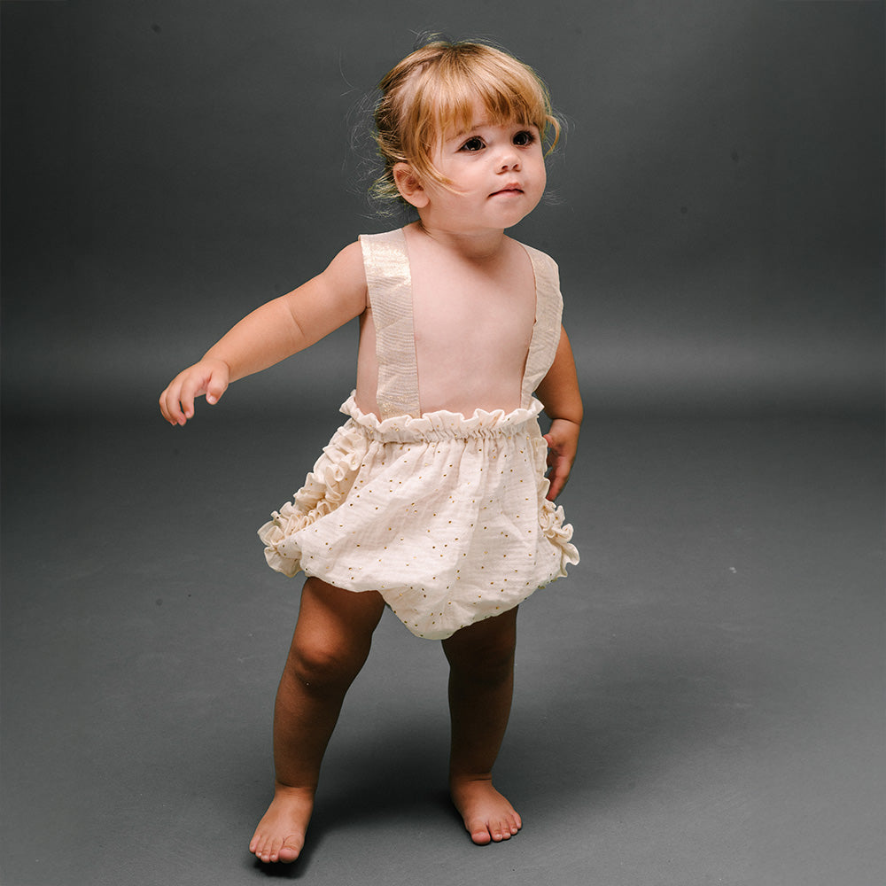Barboteuse bébé avec bretelles et noeud dorés